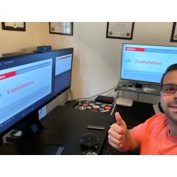 Experto en seguridad con experiencia y certificaciones.